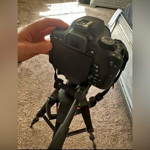 6pcs Canon Black DSLR Camera on Tripod - Flexible Shooting Setup